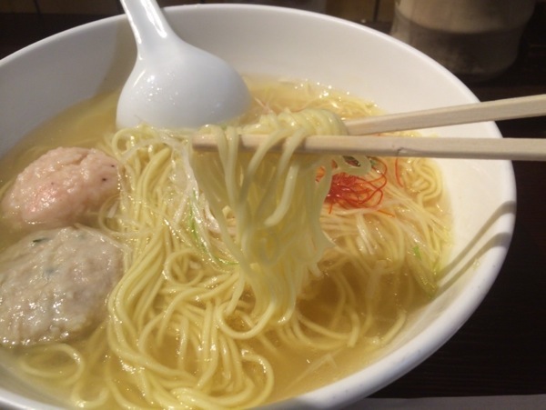 麺 - 新宿にある『麺屋 海神』のあら炊き塩ラーメンが美味い以外の言葉が見つからない程マジで美味い！