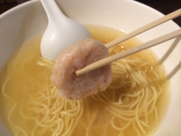 えびのつみれ？ - 新宿にある『麺屋 海神』のあら炊き塩ラーメンが美味い以外の言葉が見つからない程マジで美味い！