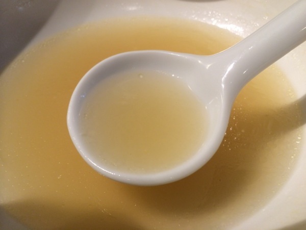 あら炊き塩らーめんのスープ - 新宿にある『麺屋 海神』のあら炊き塩ラーメンが美味い以外の言葉が見つからない程マジで美味い！