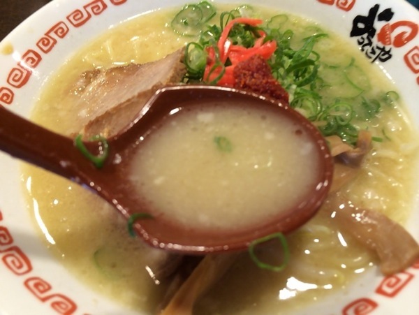 スープ - よってこやのラーメン - 新宿南口『よってこや』初めて食べた鶏ガラ豚骨がかなり美味い上に安定感あるラーメン