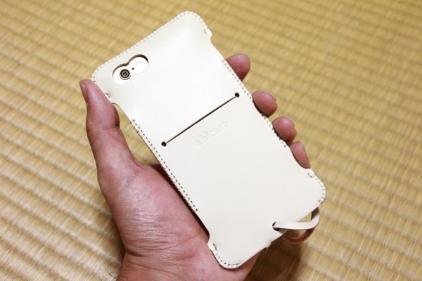 実際に手に持ってみた - iPhoneゴールドカラーの白の表面に映えるwhite色のabicase #abicase